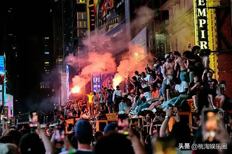 纽约双线狂欢：世界杯热潮之外，尼克斯夺冠游行如何点燃全城